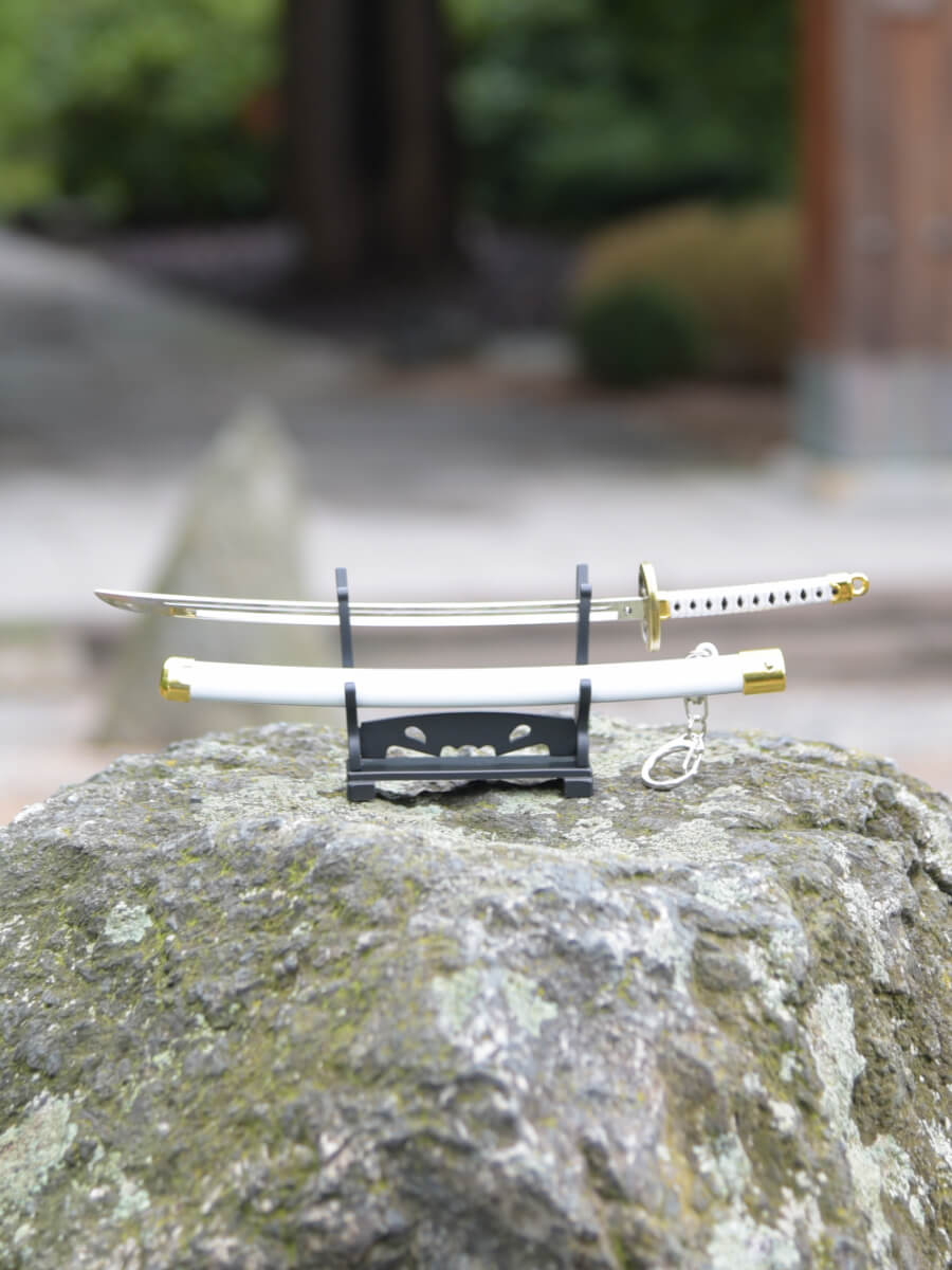 Frontal view of Ichimonji miniature katana from One Piece on its display stand.